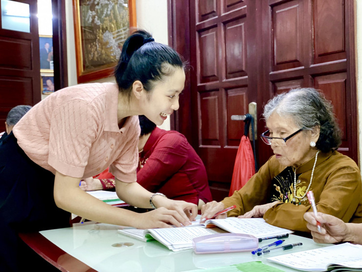 Chị Yến tận tình chỉ dạy các cụ phát âm Tiếng Anh.