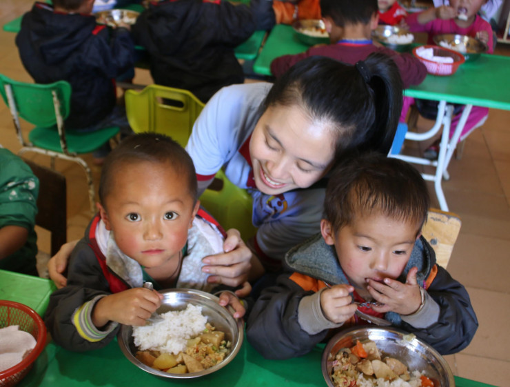 Chị Yến tham gia khóa hè giúp đỡ các em đồng bào vùng sâu vùng xa.