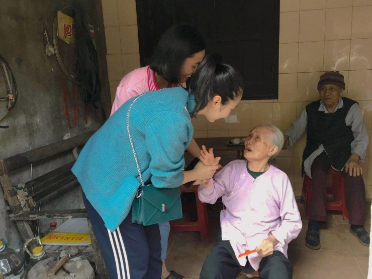 Ngoài việc dạy học các lớp Tiếng Anh miễn phí cho người cao tuổi, chị Yến còn thường xuyên tham gia các hoạt động thiện nguyện khác như tặng quà người già neo đơn.