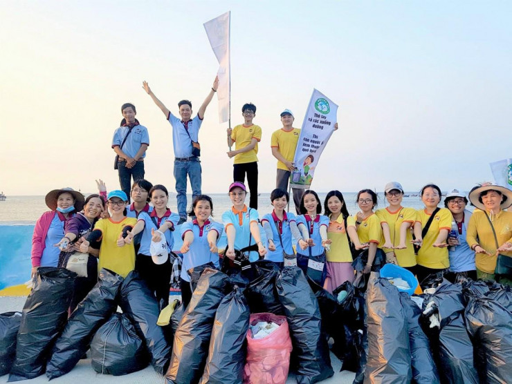 Ngoài ra chị còn là thành viên tích cực của Hội yêu rác (chị Yến đội mũ tím đứng giữa).