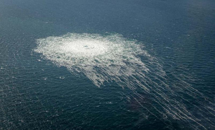 Bọt khí xuất hiện tại khu vực Nord Stream bị rò rỉ. Ảnh: Reuters