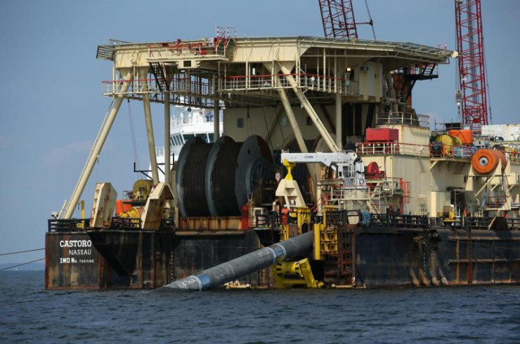 Các đoạn ống Nord Stream được hạ xuống biển trong quá trình lắp đặt. Ảnh: GettyImages
