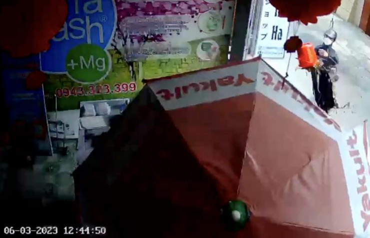 Camera ghi lại hình ảnh đối tượng tạt chất bẩn vào tiệm bánh kem