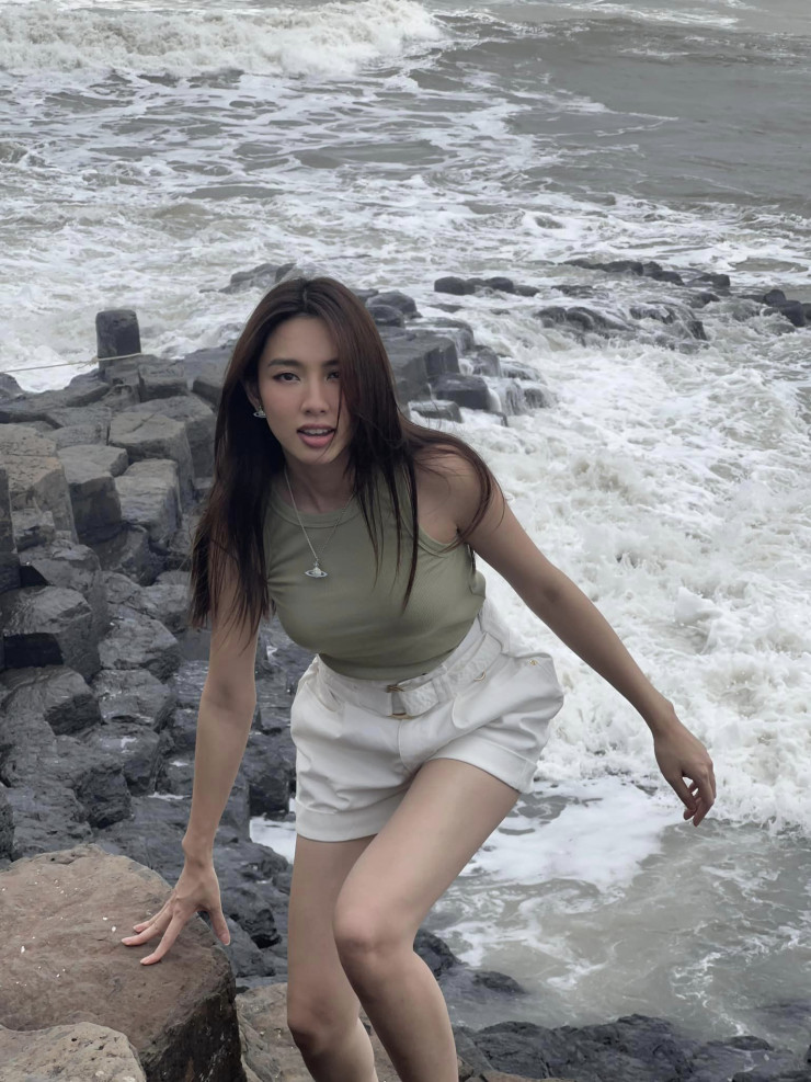 Cô tham quan gành Đá Đĩa tại Phú Yên