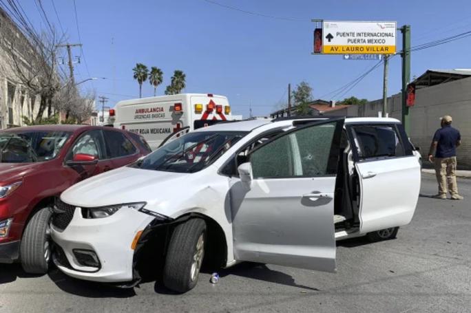 Chiếc xe mang biển số Bắc Carolina - Mỹ chở các nạn nhân bị trúng đạn khi nhập cảnh vào Mexico. Ảnh: AP