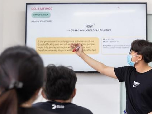 Chàng trai 9x chuyên toán dạy tiếng Anh bằng cách mới lạ 'bắt trend' giới trẻ
