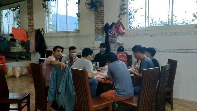 Ông Minh ngồi ăn trong quán Linh Nhi ngày 4-7-2021. Ảnh: CTV