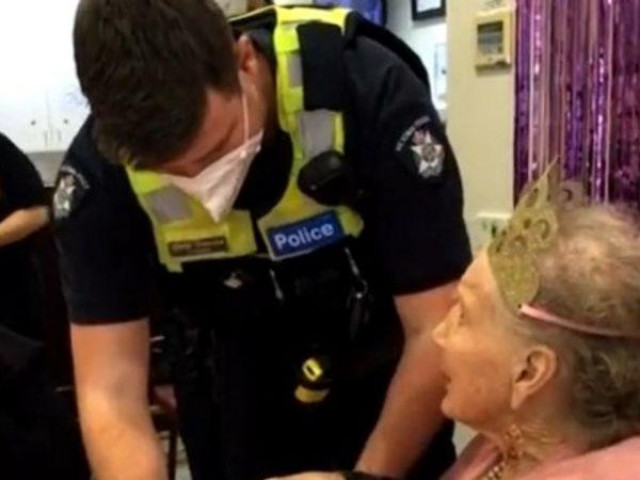 Cụ bà bị cảnh sát bắt đúng ngày sinh nhật 100 tuổi, ai nấy ngỡ ngàng khi biết lý do