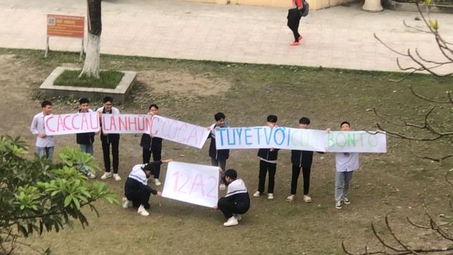 Lời thổ lộ ngọt ngào khiến hội bạn gái rung rinh của lớp 12A2 trường THPT Kim Bảng B (Hà Nam). - Ảnh: Phan Thảo