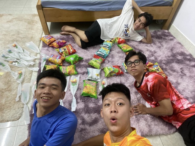 Hậu trường chuẩn bị cũng không kém phần nhí nhố của teen. - Ảnh: Ngọc Huyềnn