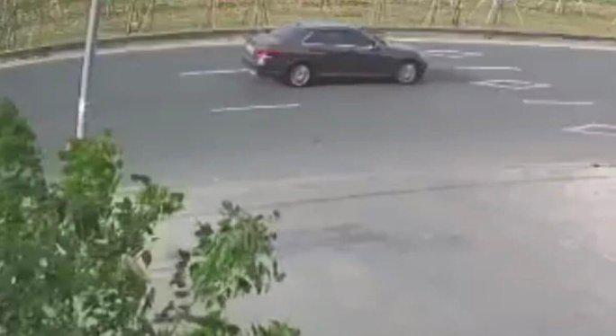Chiếc xe Mercedes nghi vấn được camera ghi nhận