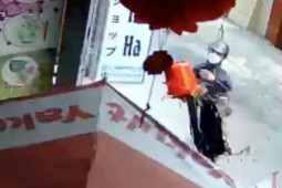 Pháp luật - Ly hôn rồi vẫn bị tạt chất bẩn vào cửa hàng vì món nợ của chồng cũ