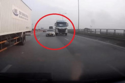 Tin tức trong ngày - Clip: Rơi vào điểm đi "tối kỵ", ô tô con bị xe đầu kéo ủi trượt trên đường