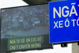 Tin tức trong ngày - Cận cảnh hệ thống biển báo thông minh, cảnh báo từ xa của Hà Nội