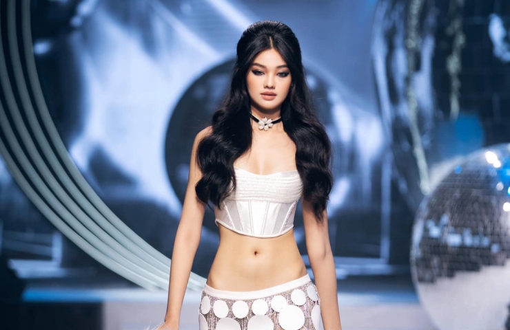 Cô chọn chế độ ăn lành mạnh, kết hợp tập gym điều độ.
