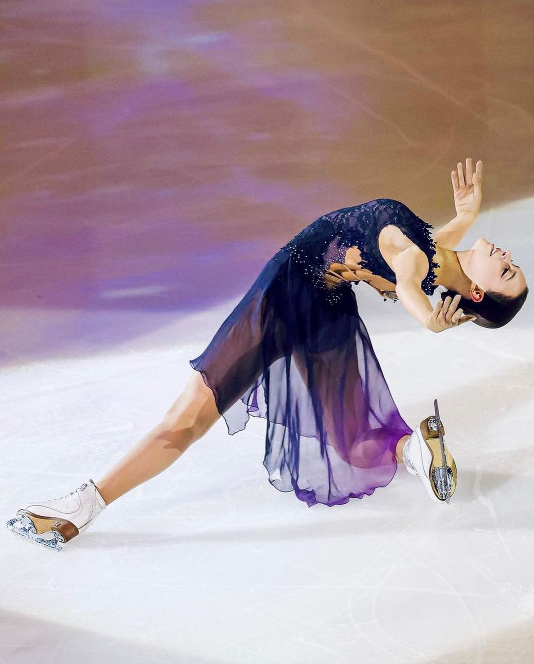 Anna Stanislavovna thu hút ánh nhìn&nbsp;trên sân trượt băng.