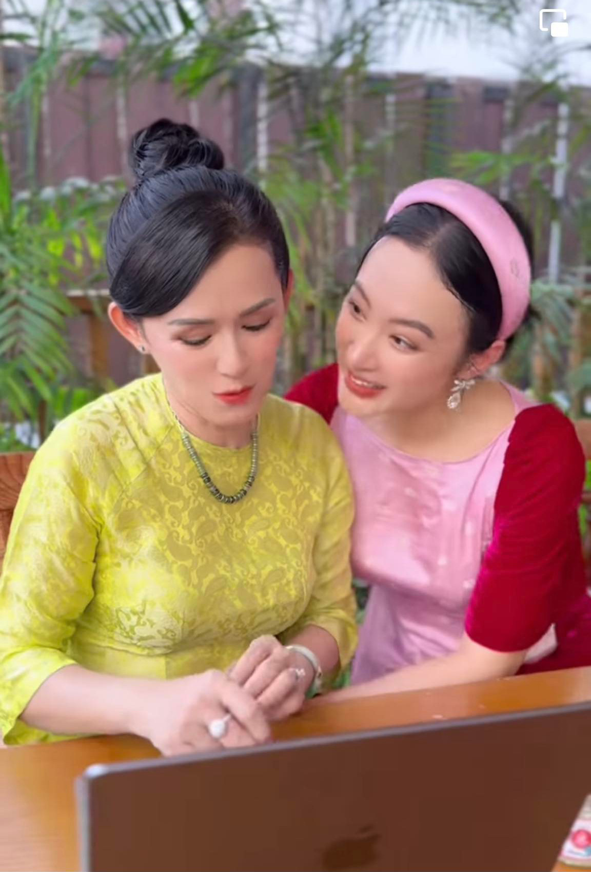 Mẹ U60 bị lầm tưởng là chị gái của Angela Phương Trinh - 4