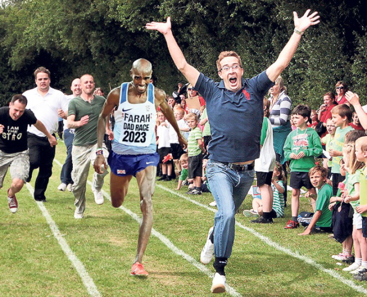 Mo Farah (trái) bứt hết tốc độ nhưng không thắng được một phụ huynh học sinh khác