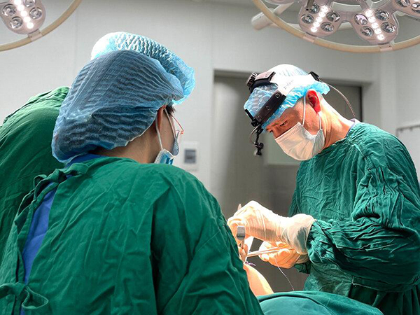 Bác sĩ Nguyễn Đắc Linh và ekip mổ trong ca phẫu thuật nâng ngực sa trễ độ 4