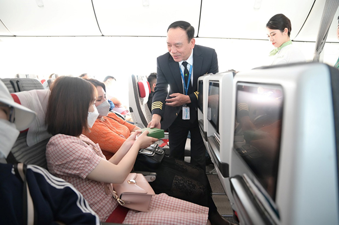 Lãnh đạo Bamboo Airways tặng quà hành khách nữ trên độ cao 10.000m vào ngày 8/3