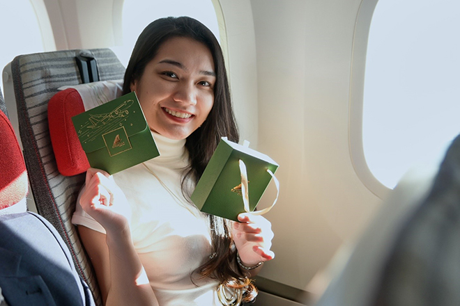 Hành khách hào hứng khi nhận được quà tặng