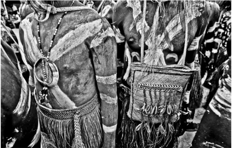 Các thành viên của bộ lạc Asmat mặc trang phục truyền thống để chuẩn bị cho một điệu nhảy nghi lễ tôn vinh các vị thần.