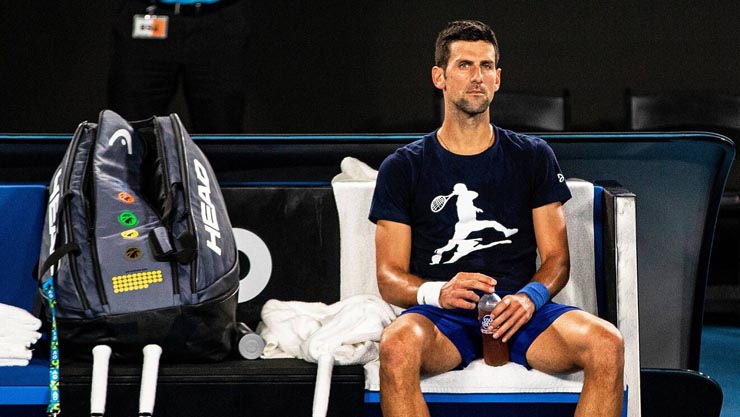 Djokovic đành "ngồi chơi xơi nước"