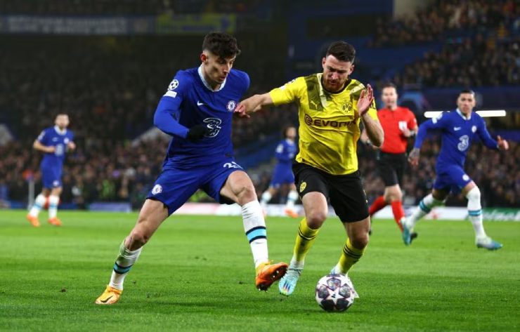 Chelsea (áo xanh) và Dortmund trải qua trận đấu căng thẳng