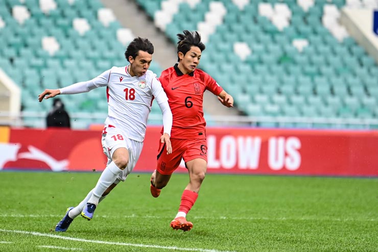 U20 Hàn Quốc (áo đỏ) gặp nhiều khó khăn trước U20 Tajikistan