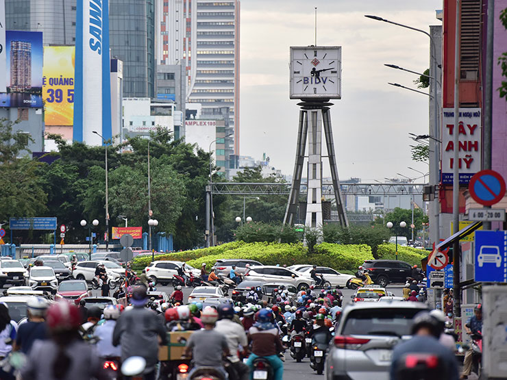 Giao thông vòng xoay Nguyễn Bỉnh Khiêm, quận 1 diễn biến phức tạp vào giờ cao điểm. Ảnh: Hồng Lam