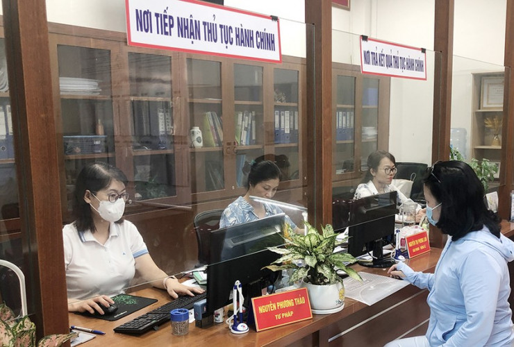 Người dân đến bộ phận một cửa phường Hàng Bài, quận Hoàn Kiếm, Hà Nội để thực hiện các thủ tục hành chính. Ảnh: TRỌNG PHÚ