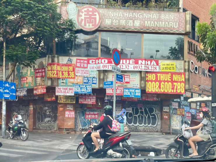Căn nhà 2 mặt tiền đường Trương Định và Lý Tự Trọng, quận 1 chi chít các bảng quảng cáo cho thuê