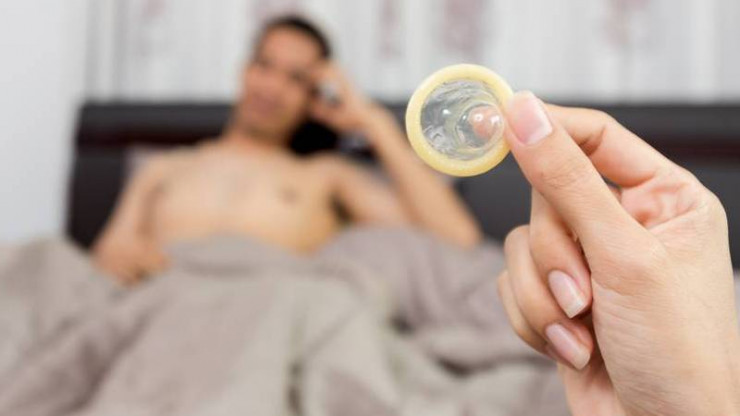 Bao cao su bị tuột một nửa hoặc tuột hoàn toàn có sao không? - 2