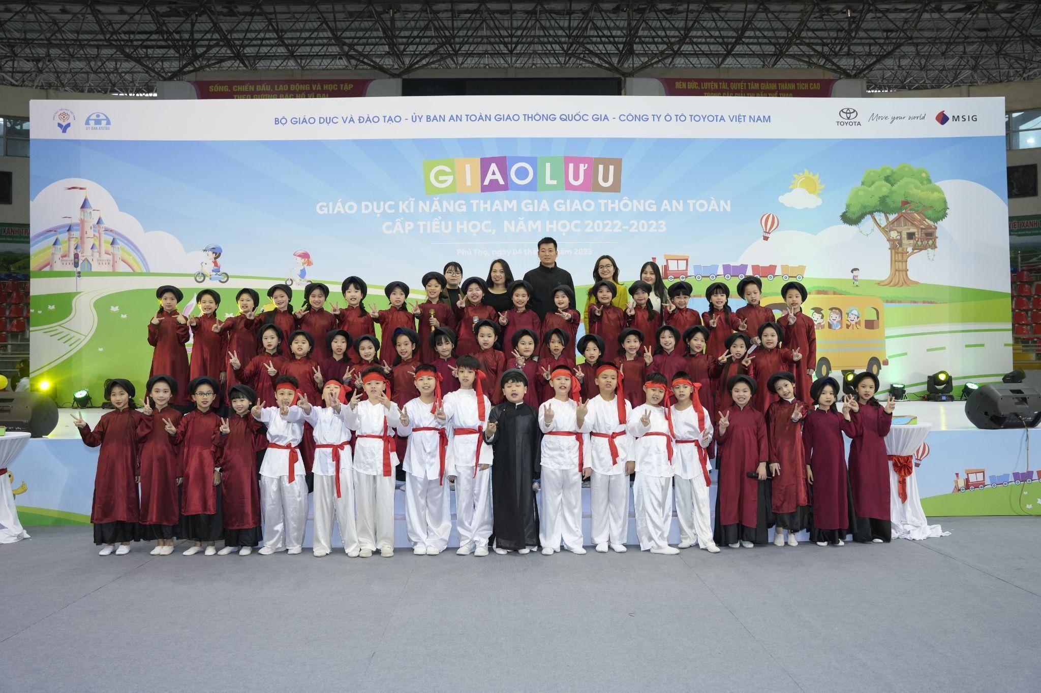 Các em học sinh tham gia biểu diễn tại chương trình Giao lưu cấp quốc gia về an toàn giao thông dành cho học sinh tiểu học năm học 2022 - 2023