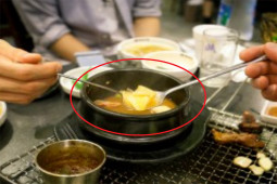 Những quy tắc ăn uống ở Hàn Quốc, có điều trái ngược hoàn toàn với người Việt
