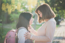 Người mẹ này đã làm gì để giúp con gái mình từ học sinh bình thường trở nên xuất sắc?