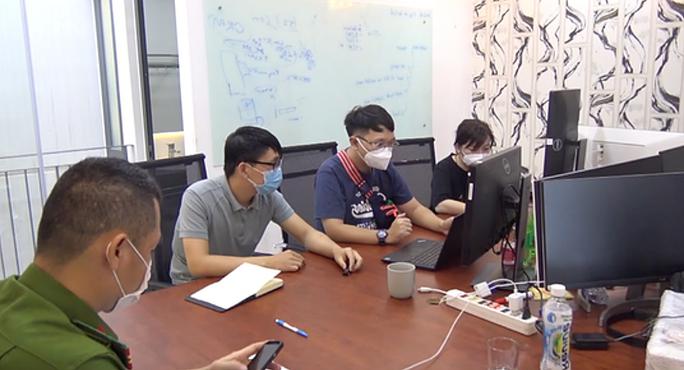 Công an TP HCM trích xuất dữ liệu một vụ lừa đảo công nghệ cao