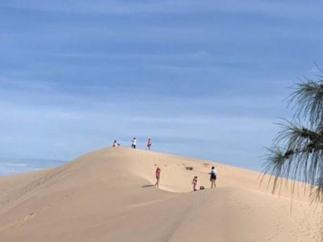 Khách du lịch thích thú trải nghiệm đồi cát hoang sơ ở Ninh Thuận
