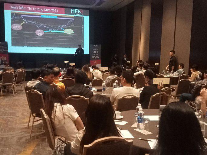 Các sàn ngoại hối tổ chức các buổi hội thảo, hội nghị đầu tư để mời gọi người dân tham gia giao dịch forex