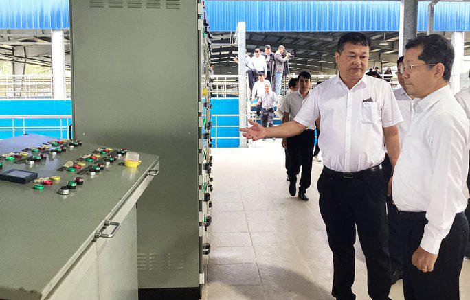 Bí thư Thành ủy Đà Nẵng Nguyễn Văn Quảng (bên phải) yêu cầu khẩn trương vận hành Nhà máy nước Hòa Liên từ ngày 1-4