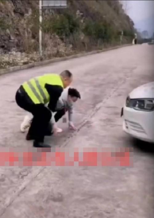 Chủ xe phải quỳ xuống trước cái xe thì mới mở được cửa để lái xe đi. Ảnh: Weibo.