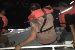 Tin tức trong ngày - Vụ chìm 2 sà lan trên biển Phú Quý: Cứu 2 nạn nhân, điều trực thăng tìm 2 người còn lại