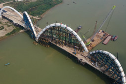 Tin tức trong ngày - Cầu vòm thép cao nhất Việt Nam hình 2 con rồng uốn lượn đã thành hình