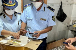 Thị trường - Tiêu dùng - Phát hiện kho hàng chứa hàng nghìn viên thuốc chữa bệnh, bao cao su có dấu hiệu giả mạo