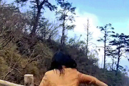 Thế giới - Trung Quốc: Vuốt ve không được, võ sĩ "tỉ thí" với khỉ trên núi Nga Mi