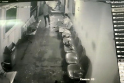 Thế giới - Video: Đang đi phà, chồng lại gần từ phía sau bế xốc vợ ném xuống biển