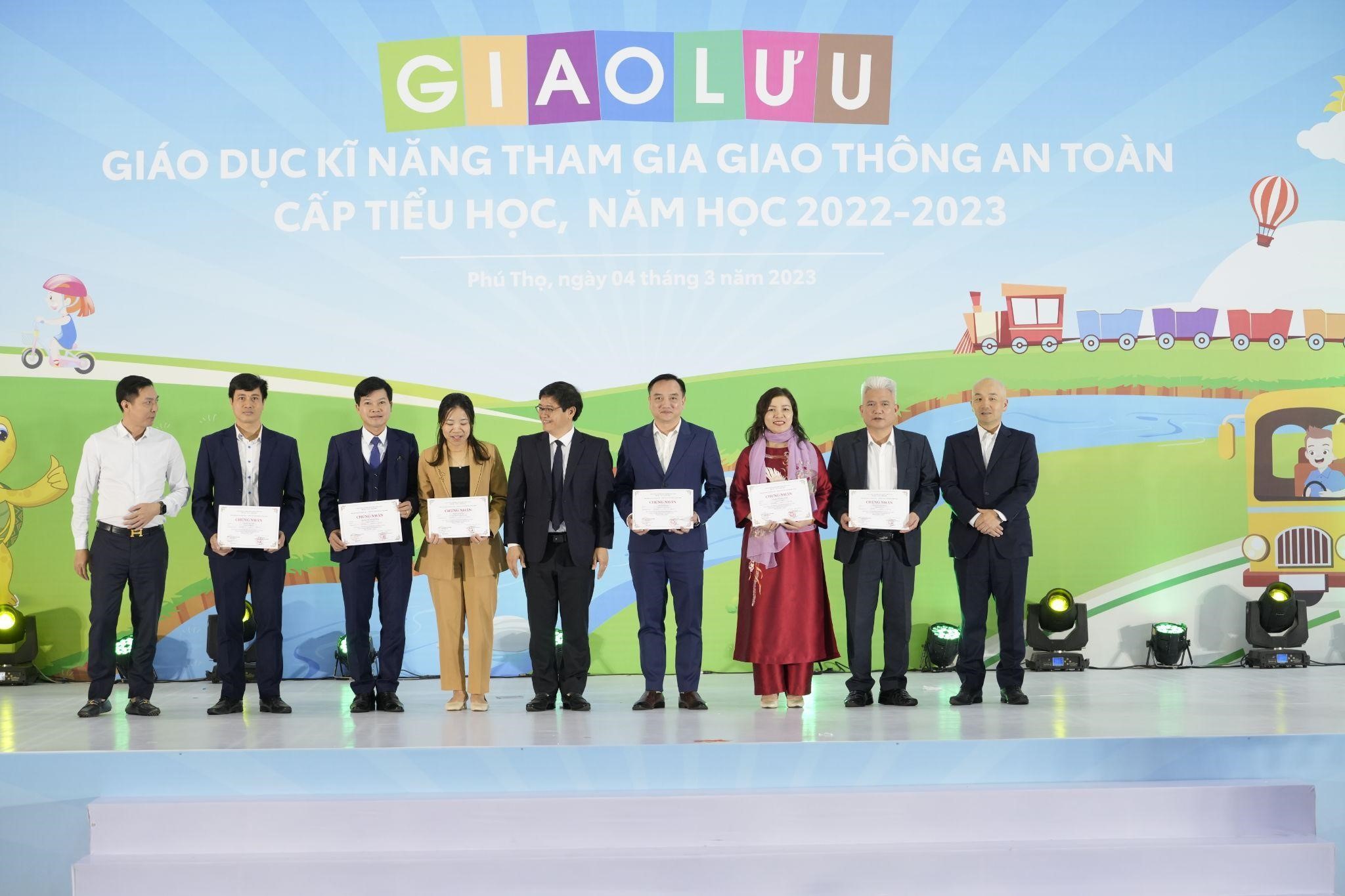 Trao chứng nhận cho 06 đội đại diện 06 tỉnh tham gia cuộc thi năm nay