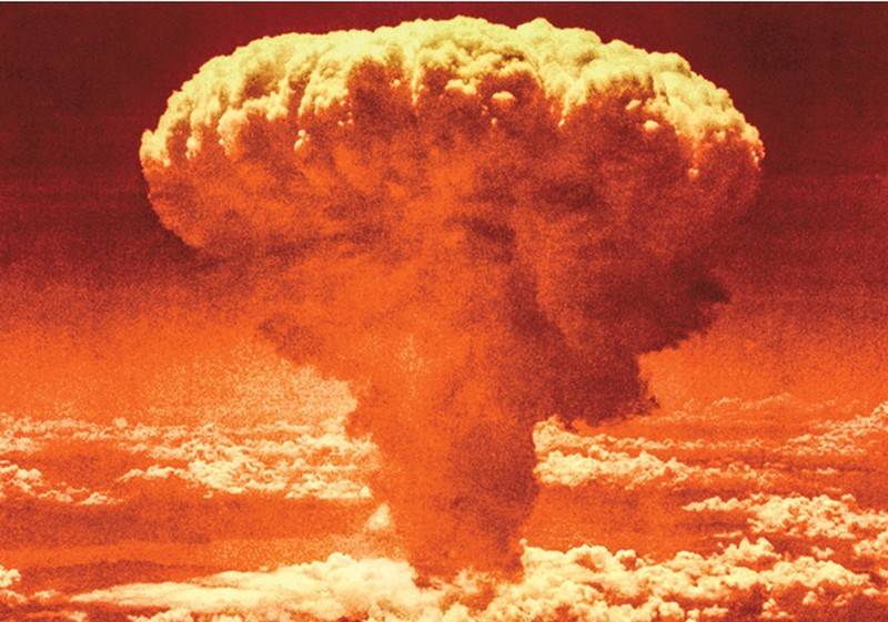 Khói hình nấm bốc lên sau khi Mỹ ném bom nguyên tử vào thành phố Nagasaki&nbsp;(ảnh: AP)