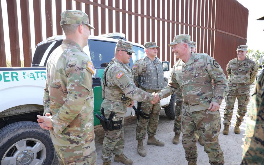 Tướng&nbsp;Glen VanHerck (bắt tay bên phải) trong chuyến thị sát tới thành phố giáp biên giới Mexico ở bang Texas vào ngày 7/2/2022.