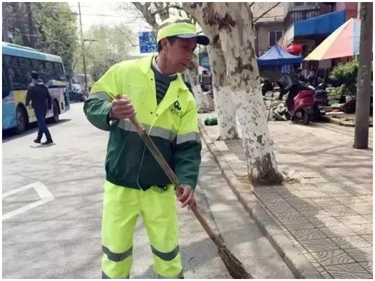 Ông Xia là nhân viên vệ sinh môi trường trong nhiều năm.